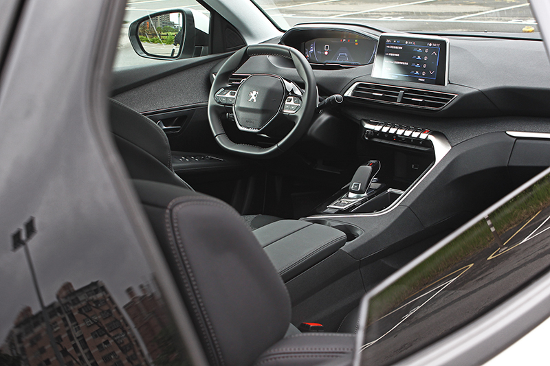 第二代PEUGEOT i-Cockpit®座艙不僅科技感濃烈到像太空艙,質感處理也十足夠火候。