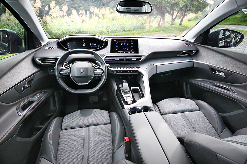 第二代PEUGEOT i-Cockpit®座艙,用料與質感甚至打趴一堆兩百萬元以上所謂豪華車款。