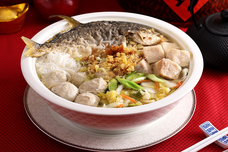 台菜王子黃景龍捐贈全家便利商店販售的「富貴金鯧香芋炊粉」冷凍年菜給「恩加貧困家庭協會」,共計50份,每份市價888元。