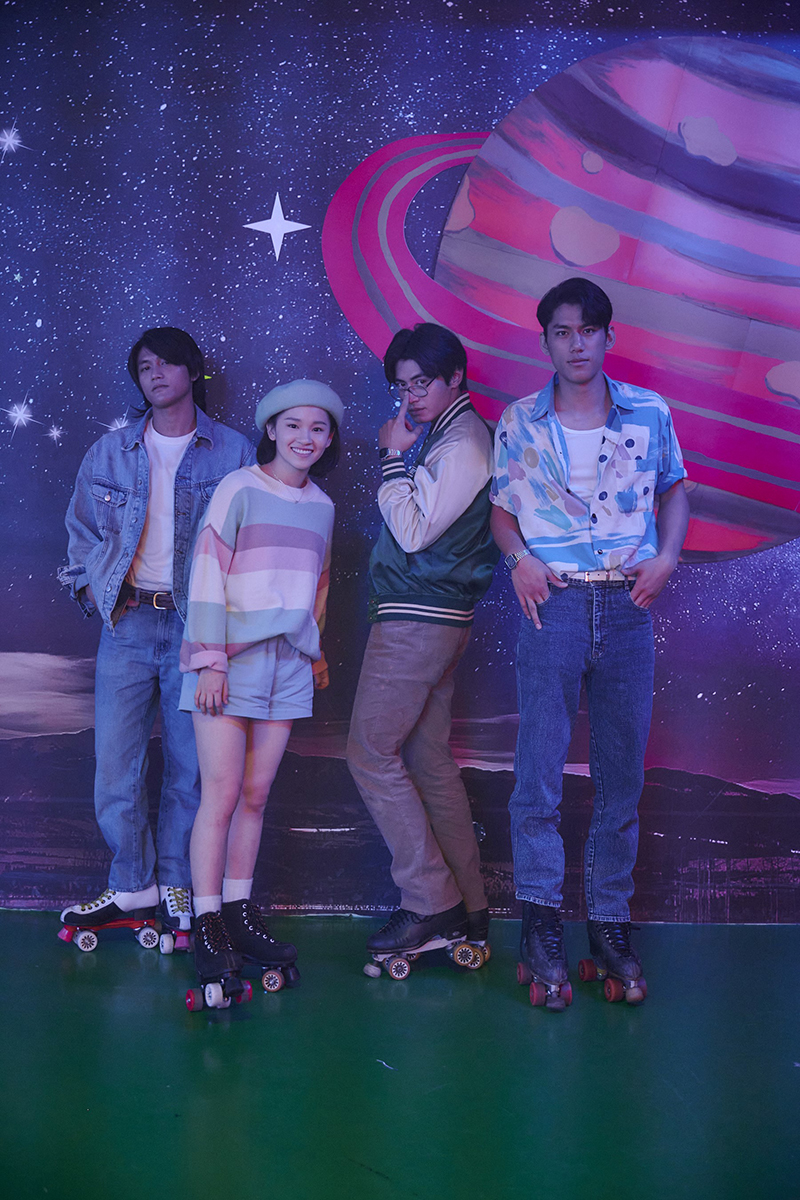 【車勢星聞】《天橋上的魔術師》劇中演員們的服裝造型再掀流行古著風。(圖:傳影互動提供)