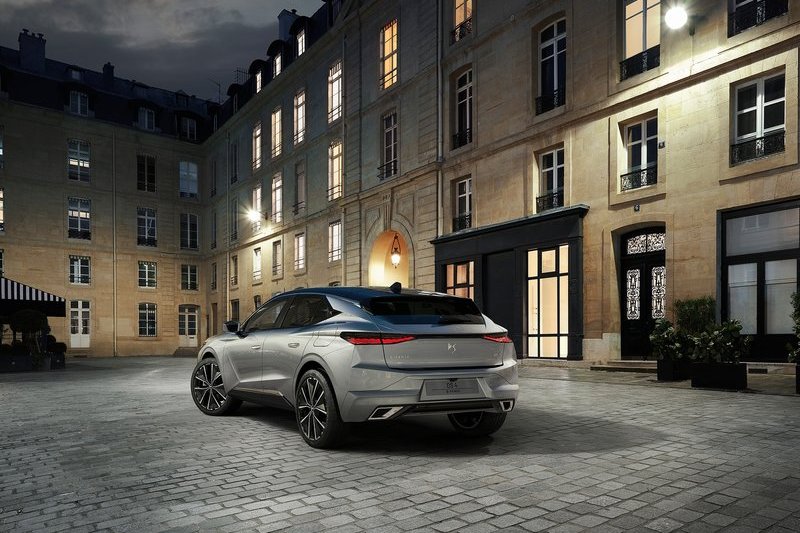 DS 4適中的線條比例刻畫出圓潤帶剛硬身形。