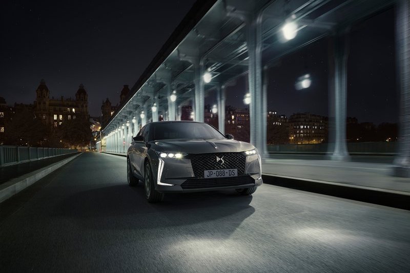DS 4搭載PHEV系統，具有225hp綜效馬力及50公里純電行駛能力。