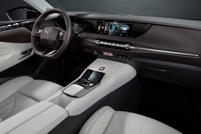 DS 4中控採用最新DS Iris System系統。