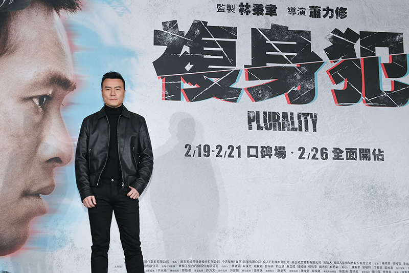 【車勢星聞】《複身犯》記者會李銘忠飾演的刑警在片中有多場槍火肉搏戰。(圖:牽猴子提供)