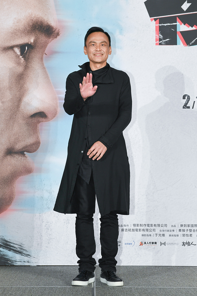 【車勢星聞】《複身犯》記者會陳以文飾演愛錢仲介廖志輝。(圖:牽猴子提供)