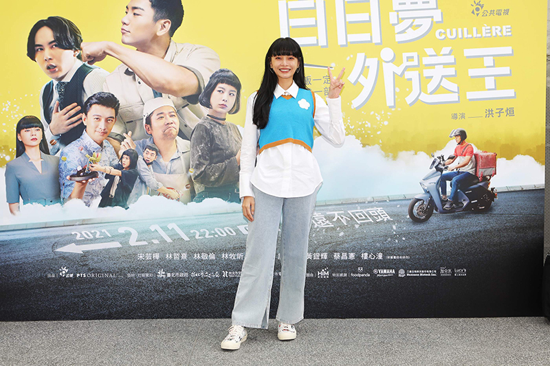 【車勢星聞】《公視賀歲喜劇《白日夢外送王》首映記者會 演員郭源元飾演忠心的女特助阿西。(圖:公視提供)