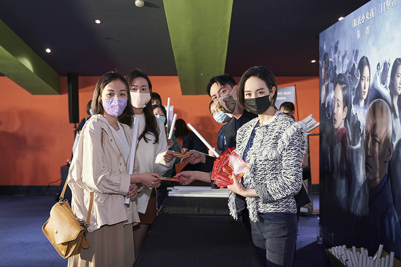 【車勢星聞】電影《緝魂》四位主創發送簽名海報及紅包袋。(圖:威視提供)