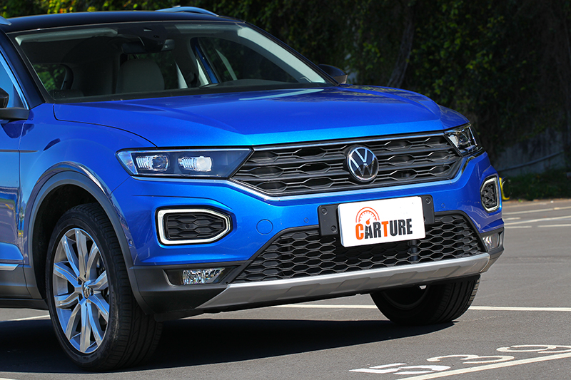 T-Roc 280 TSI Style Design因外觀沒有R-Line套件,所以有著較多防刮飾板,但這反而散發更濃厚休旅氣息。
