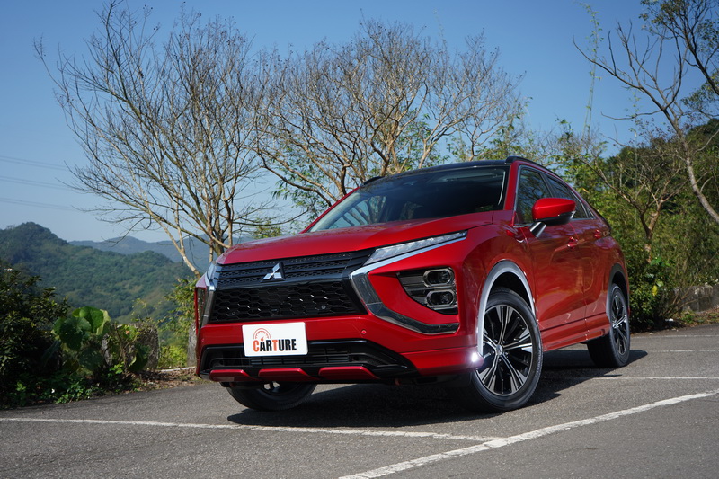 小改款Eclipse Cross在外觀上最明顯的改變在於頭尾燈完全變了個樣