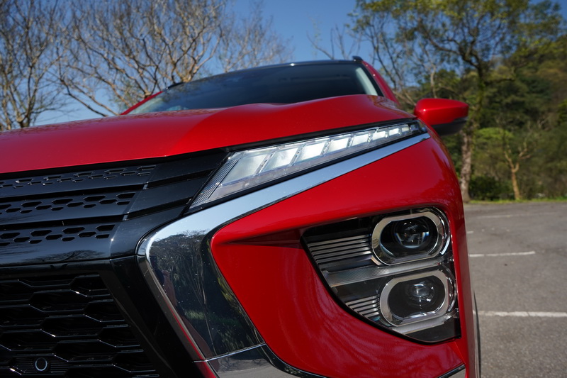 遠近燈整合至原本方向燈與霧燈位置,上方則改放一組LED燈眉與方向燈營造分離式頭燈效果