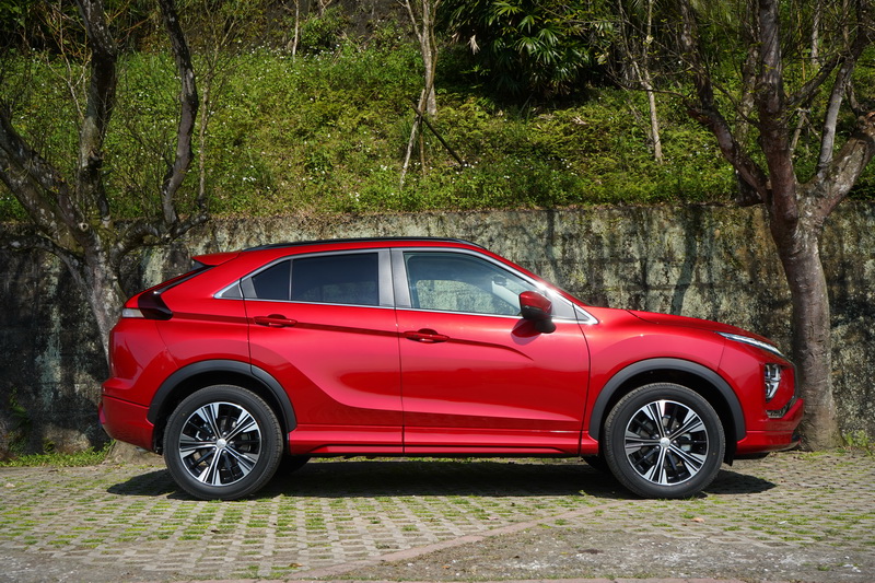 特殊色日蝕紅更易凸顯側邊兩道立體折線,側裙下方也改為與車身同色