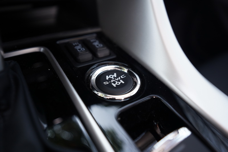 試駕車為搭載S-AWC系統的旗艦型,因此在排檔座旁多了模式選擇按鍵