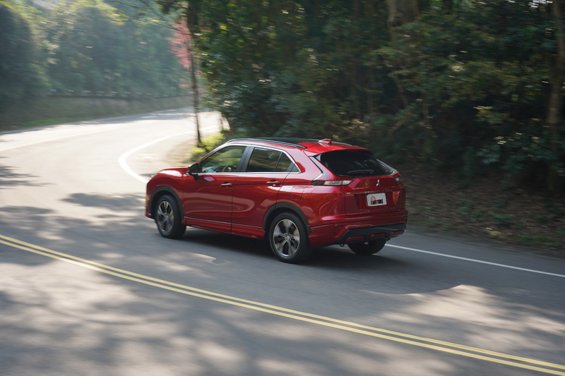 藉由S-AWC系統的輔助,刻意以稍高車速入彎仍能感受到優異的底盤回饋帶給駕駛者強大信心