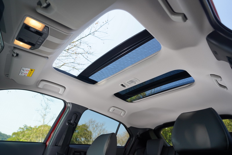 Eclipse Cross的全景天窗為兩片式設計,但僅前窗能向後開啟