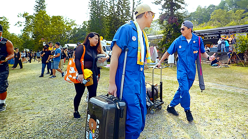 【車勢星聞】《阮三个 - 餐車環島發大財2》為攬客不惜當行李搬運工。(圖:公視提供)
