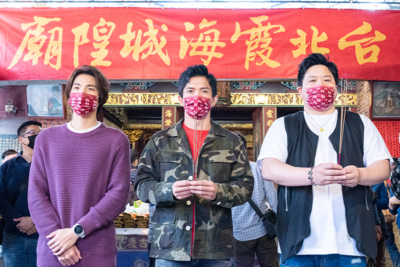 【車勢星聞】電影《角頭—浪流連》主要演員(左起)唐振剛、黃尚禾、吳震亞到霞海城隍廟祈求姻緣。(圖:巧克麗娛樂提供)