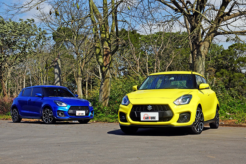 小改前後的Swift Sport〈藍車為小改款前車型〉,自車頭看去完全看不出差異。