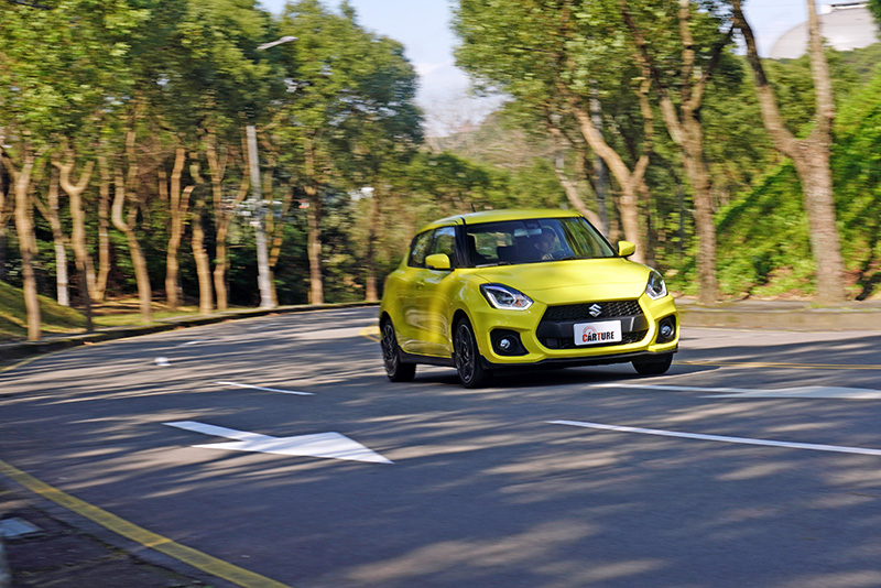 Swift Sport的動力與性能數據以現今標準並不算突出,但精巧尺碼加上適切地底盤設定,開起來輕巧好玩,過彎俐落敏捷,軟硬適中的懸吊,應付日常使用也不成問題。