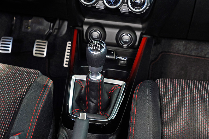 許多車迷喊很久的手排設定,終於新引進的小改款Swift Sport上見到。