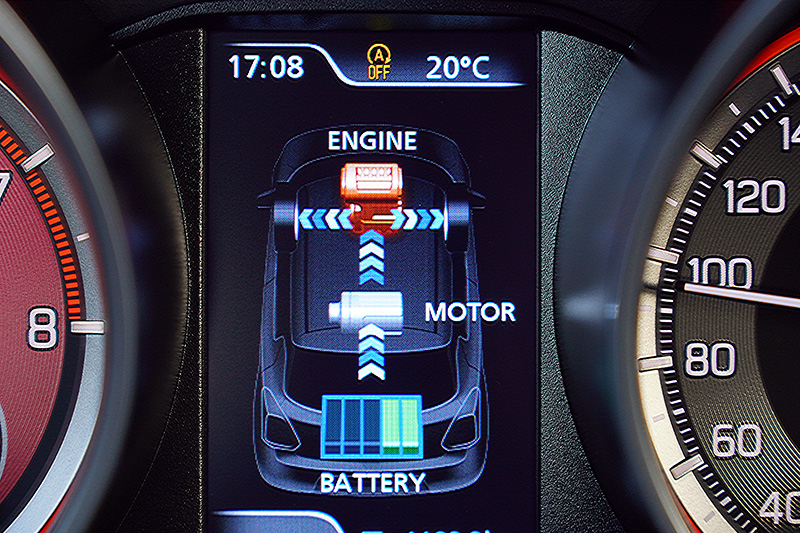 全新的輕油電混合動力系統,當鋰電池組電力足夠,全力衝刺時,電動馬達便會介入提升動力,所以性能數據上的差異,實際駕駛時的體感並不明顯。