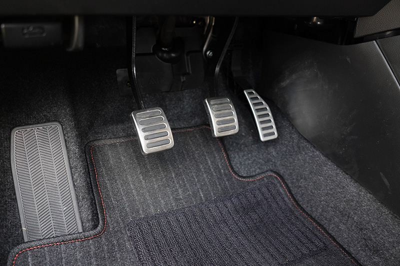 Swift Sport的離合器操作十分好掌握,而且還有防呆機制,只要你不是在起步時,直接快速彈放離合器,基本上電腦會自動幫你補油避免熄火,甚至在放開離合器後,車輛也會自動蠕行,唯獨煞車與油門踏板位置略為偏右,需要一點時間習慣。