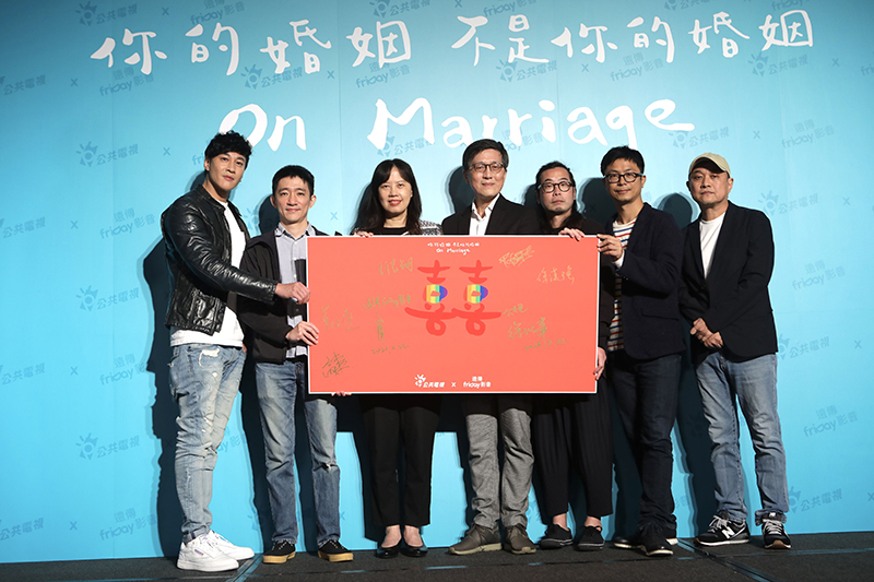 【車勢星聞】公視與遠傳friDay影音攜手打造《你的婚姻不是你的婚姻》劇集,今(22日)舉辦合作發布記者會。(左起)何潤東、徐漢強、公視總經理徐秋華、遠傳電信執行副總尹德洋、許富翔、高炳權、鄭文堂。(圖:公視提供)