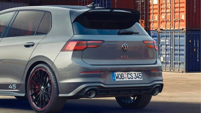 Golf GTI Edition 45外觀增加下擾流飾板,車側有有45字樣飾條妝點。(圖片來源AutoExpress)