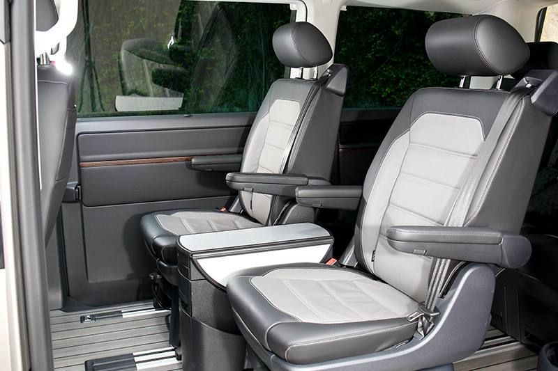 第二排採獨立雙座配置,具有前後滑移功能。