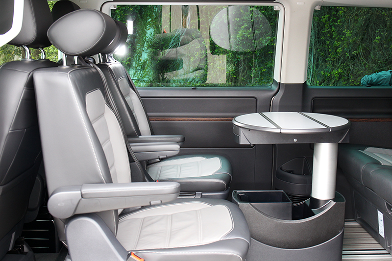 第二排座椅能180度旋轉,跟第三排人員面對面聊天。