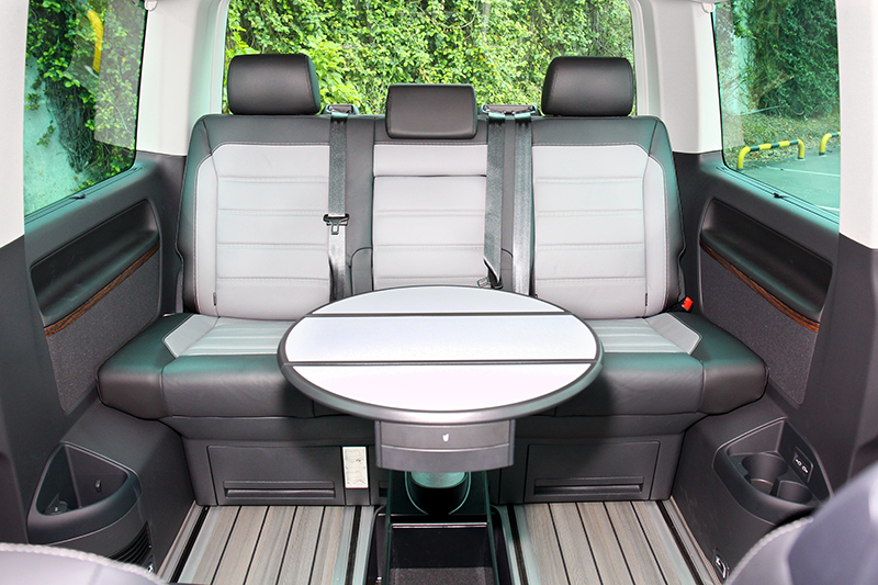 原本用於第二排的扶手升起變成小圓桌。