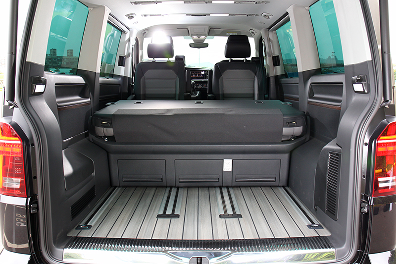 第三排也有前後移動設計,除基本倒放甚至還能打平變床鋪。