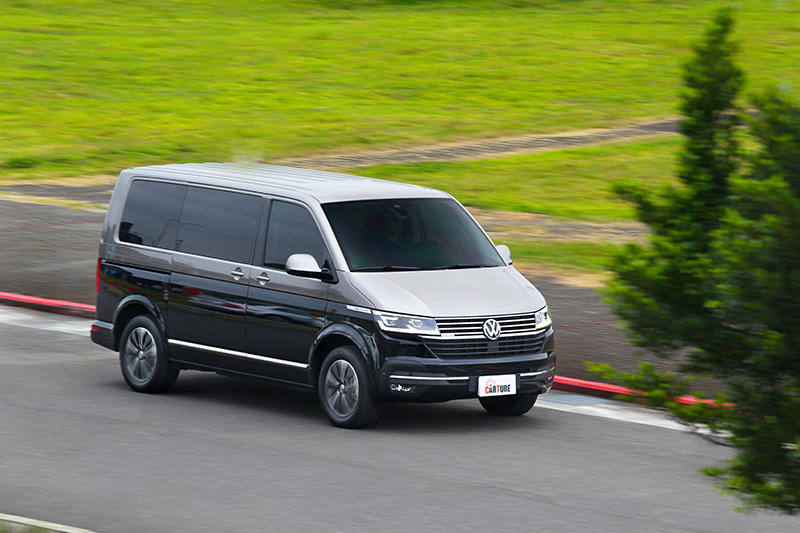 在車重2.5噸與未滿載情況下,T6.1 Multivan有著相當輕快飽滿加速感受。