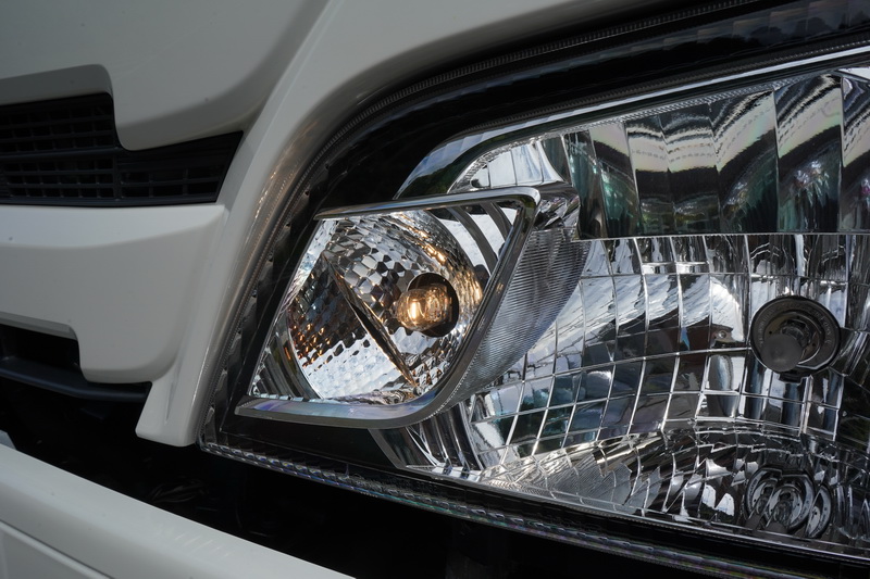 Hino 200與300系列在外觀上無太大差異,車頭部分多了全時點亮的日行燈設計