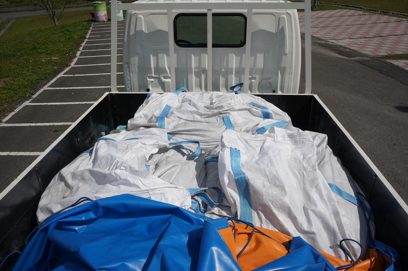 試駕車特別在貨斗放了近2噸重的沙土作為負載,直接模擬最嚴苛的使用環境