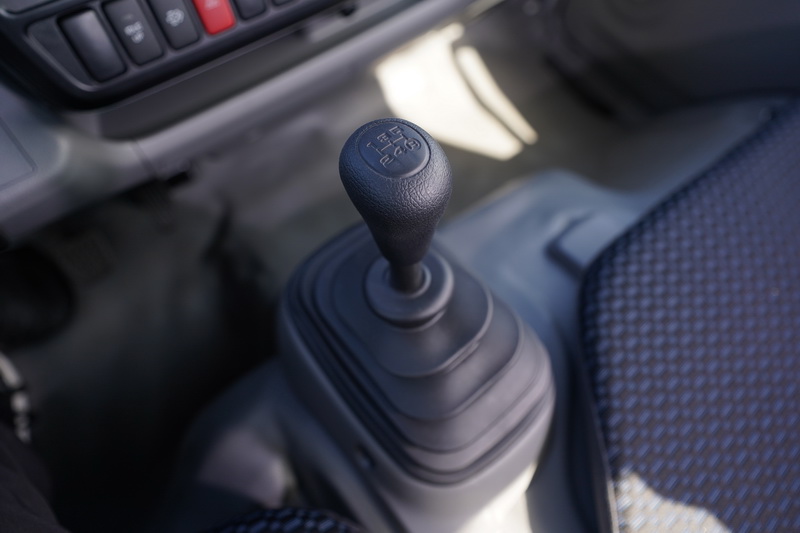 5速Aisin手排變速箱檔與檔的銜接亦相當明確,離合器的接合點也極為寬裕