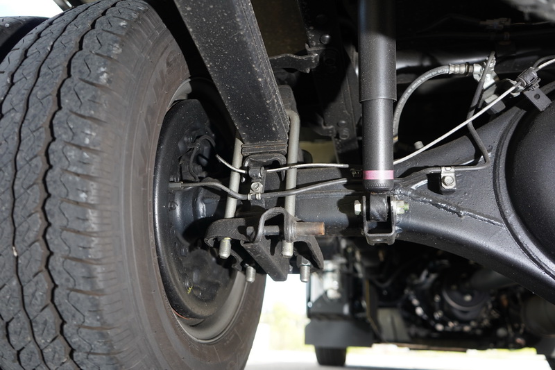 底盤採用H型大樑結構搭配前雙A臂後鋼片彈簧的設定,路面彈跳感較為強烈