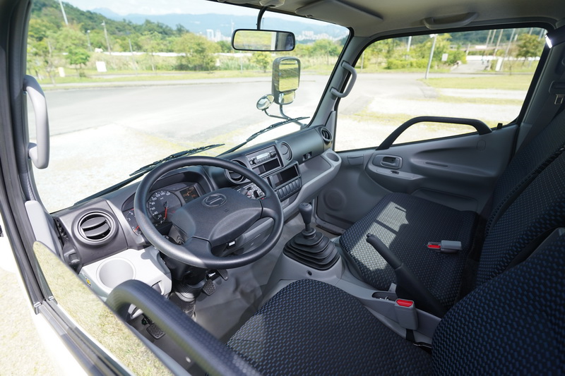 Hino 200與300車型差了環景影像系統,艙內並不會看到中控台上的行車紀錄器主機與螢幕