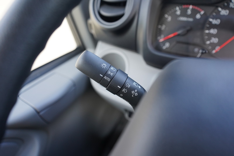 向盤左側的燈光旋鈕上多了個Auto項目,只要引擎發動日行燈便會全時點亮