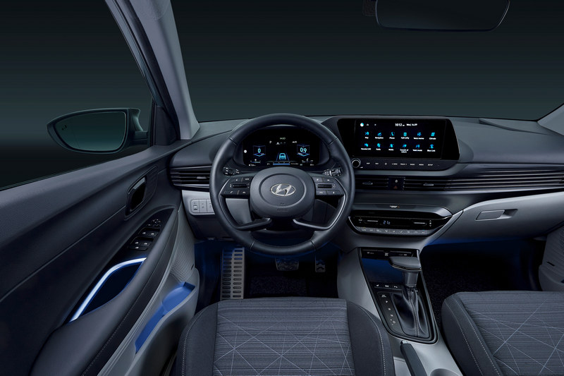 10.25吋中控螢幕取代大量按鍵,並且支援Apple CarPlay/Android Auto連接、Google/Apple日曆連接、遠端開關鎖、即時停車服務、尋找車輛位置等功能。