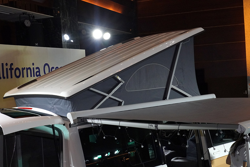 California Ocean車系標配的「電動液壓可收納外掀式升降車頂帳篷」。