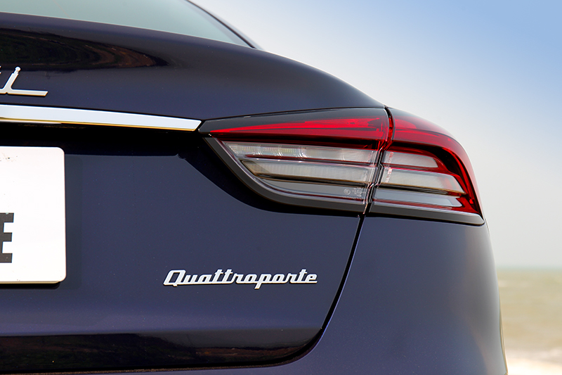 重新調整紅色色塊比例搭配L型煞車光條及半透明的燻黑燈罩可大幅消弭掉過時的老舊感受