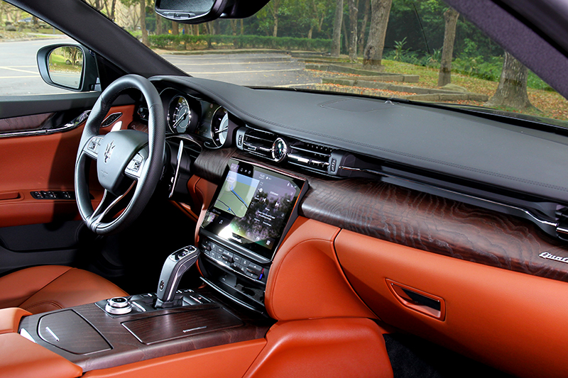 內裝最有感的改變莫過於中控台換上尺寸更大的10.1吋高解析觸控螢幕