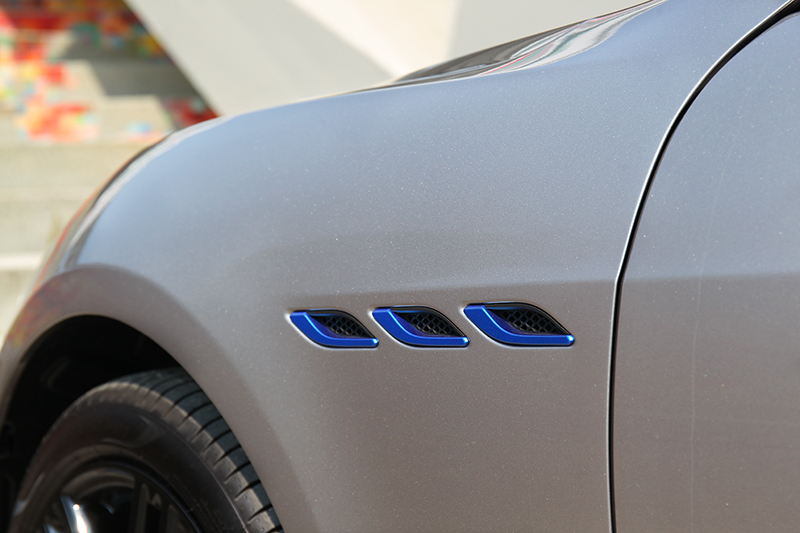 葉子板的散熱鰭孔、煞車卡鉗及廠徽上皆以特殊調配的水藍配色點綴