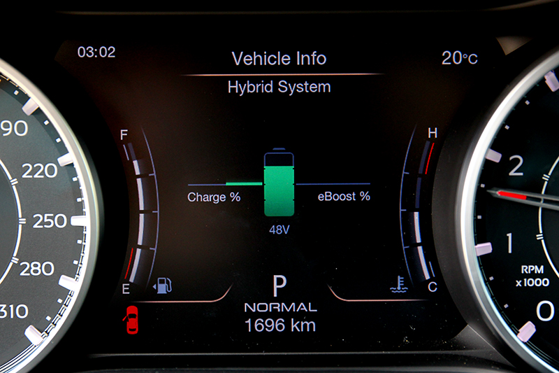 電能的充放電及eBooster輔助比例是設計在駕駛儀表選單內