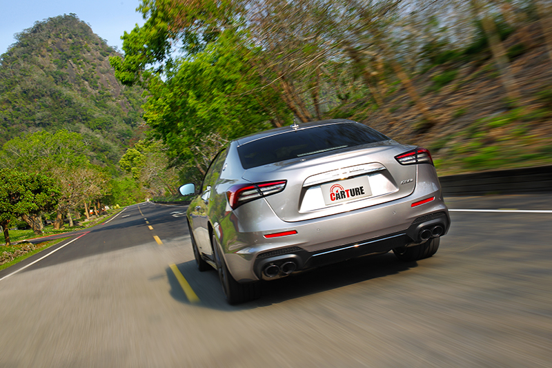 即便車重微幅增加,但在前方引擎重量變得更輕之下反而讓車身配重變得更加均衡