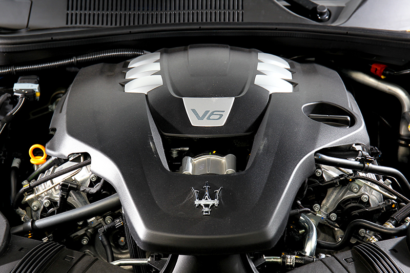 3.0升V6雙渦輪引擎的驅使下讓這部超過5米的大車跑起來依舊兇猛