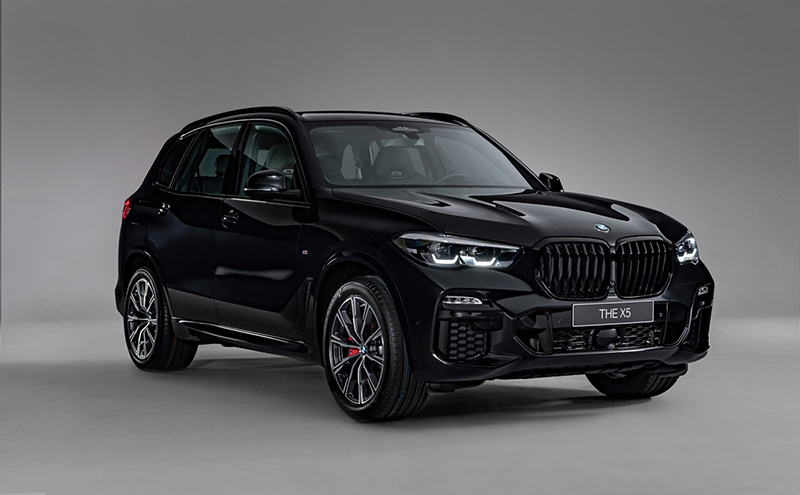 BMW X5 Dark Knight曜黑版具備厚實粗獷的車身輪廓雕琢,搭配性能氣息十足的全車M Sport套件與黑色高光澤外觀套件。