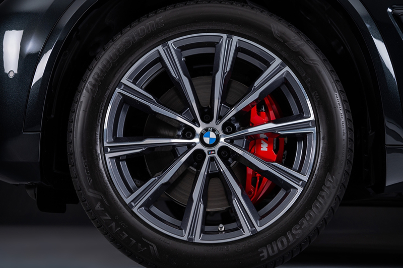 BMW X5 Dark Knight曜黑版升級20吋M款星輻式740M型輪圈搭配紅色M款煞車套件。