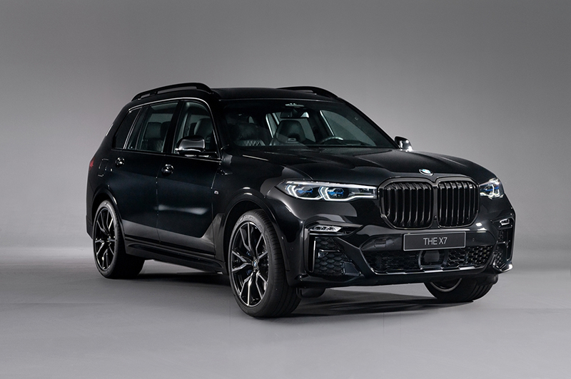 BMW X7 Dark Knight曜黑版特別採用性能氣息十足的全車M Sport套件與黑色高光澤外觀套件,塑造出有別於對手的地表王者搶眼魅力。