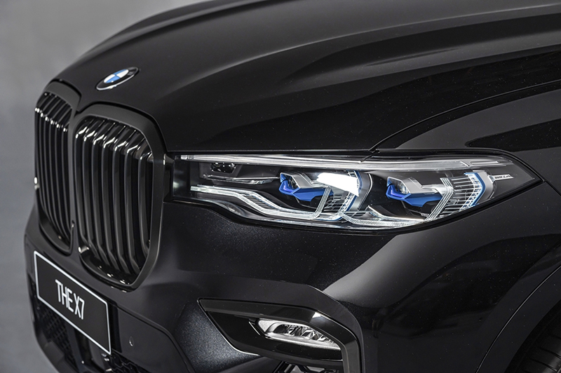 BMW X7 Dark Knight曜黑版升級智慧雷射頭燈(含Glare-free光型變化功能)與黑色高光澤水箱護罩,大幅強化科技氣息。